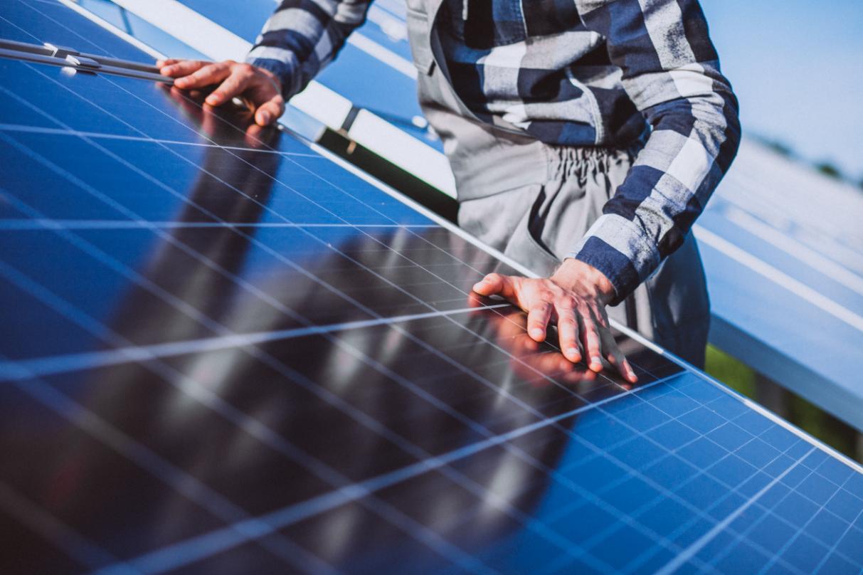 Umbrirea panourilor fotovoltaice - bărbat, panouri fotovoltaice, cămași cu carouri