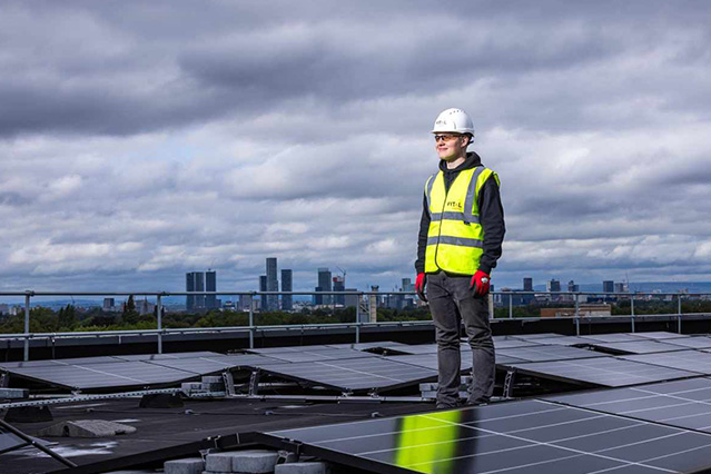Tehnician, panouri fotovoltaice, cladire, peisaj urban
