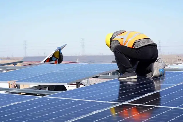 Montaj profesional al panourilor fotovoltaice pe acoperiș de către tehnicieni specializați