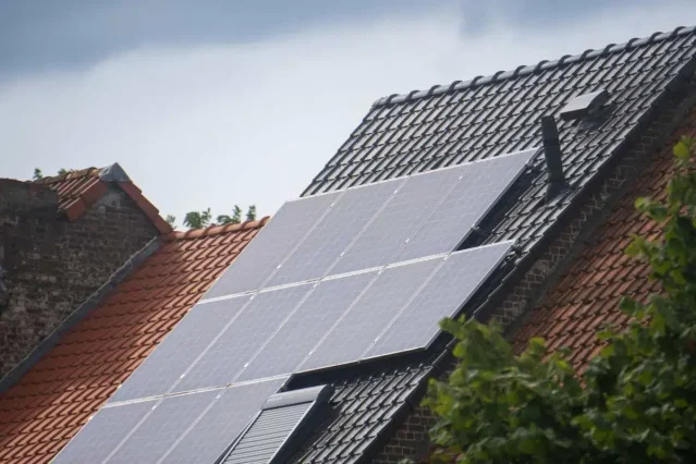 Panouri fotovoltaice montate pe acoperișul unei locuințe, exemplu practic de sistem solar pentru producerea de energie electrică