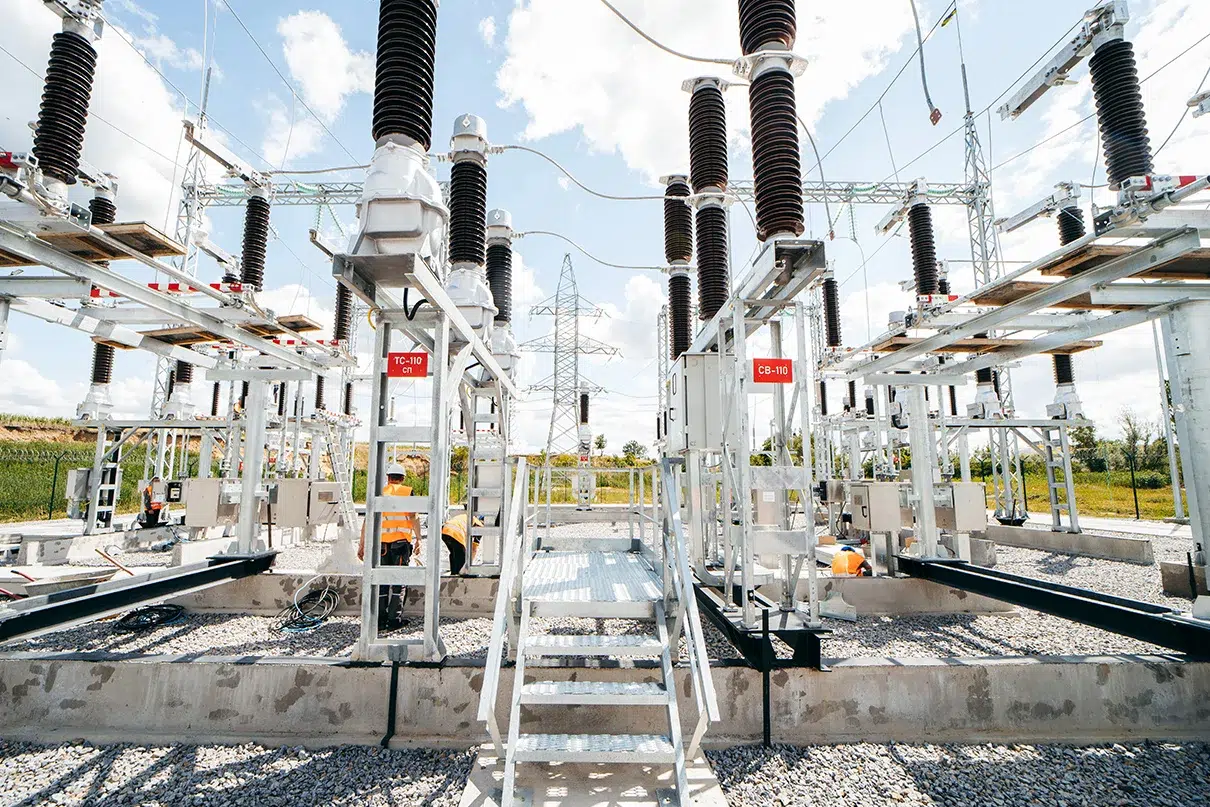 Racordari pe tensiune medie în stație electrică modernă