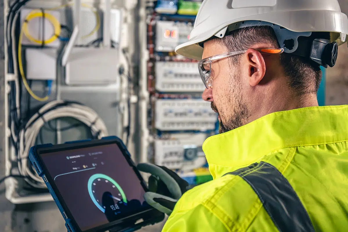 Racordari pe tensiune medie monitorizate digital de tehnician electrician